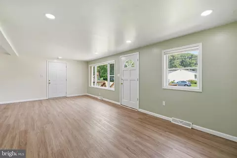 Living - 550 Sunset Knoll Rd, Pasadena, MD 21122 photo 3 of 4