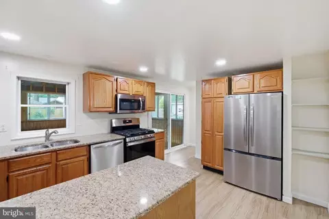 Kitchen - 550 Sunset Knoll Rd, Pasadena, MD 21122 photo 2 of 2