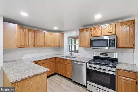 Kitchen - 550 Sunset Knoll Rd, Pasadena, MD 21122 photo 1 of 2