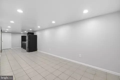 Entry Way - 550 Sunset Knoll Rd, Pasadena, MD 21122 photo 4 of 4