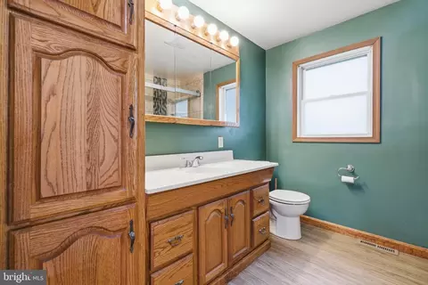 Bath - 550 Sunset Knoll Rd, Pasadena, MD 21122 photo 1 of 1