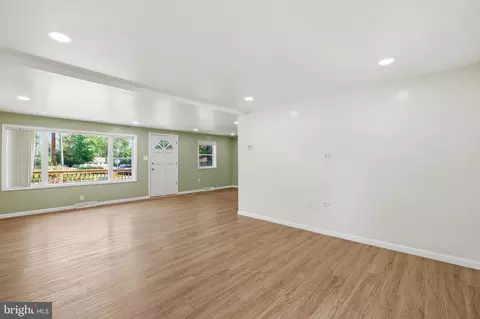 Living - 550 Sunset Knoll Rd, Pasadena, MD 21122 photo 2 of 4