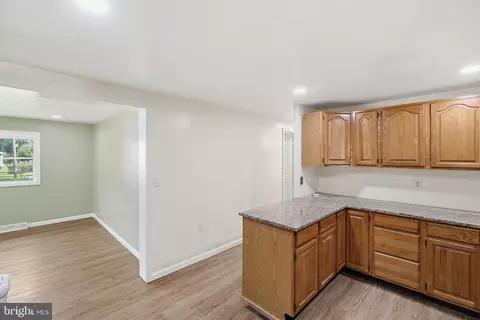 Entry Way - 550 Sunset Knoll Rd, Pasadena, MD 21122 photo 1 of 4