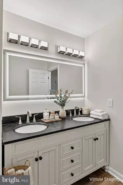 Bath - 1007 Harbor Dr, Annapolis, MD 21403 photo 1 of 9