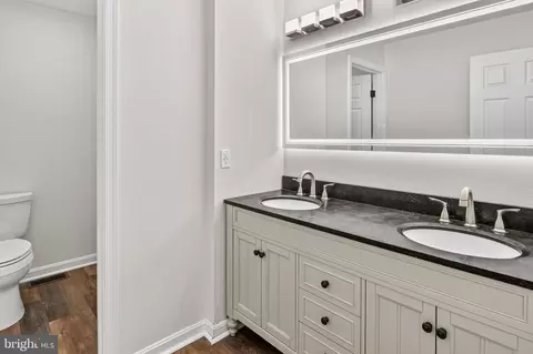 Bath - 1007 Harbor Dr, Annapolis, MD 21403 photo 6 of 9
