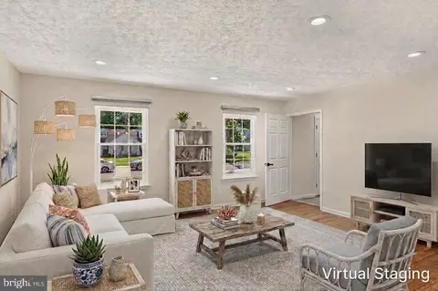 Living - 1007 Harbor Dr, Annapolis, MD 21403 photo 2 of 9
