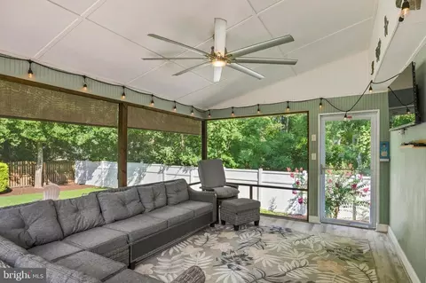 Exterior - 1007 Harbor Dr, Annapolis, MD 21403 photo 5 of 14