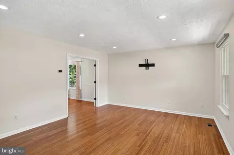 Living - 1007 Harbor Dr, Annapolis, MD 21403 photo 8 of 9