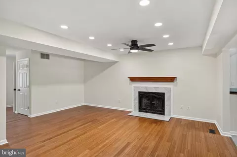 Living - 1007 Harbor Dr, Annapolis, MD 21403 photo 4 of 9