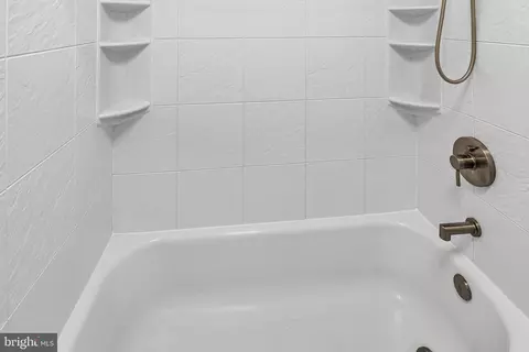 Bath - 1007 Harbor Dr, Annapolis, MD 21403 photo 7 of 9