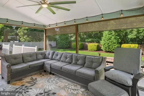 Exterior - 1007 Harbor Dr, Annapolis, MD 21403 photo 2 of 14