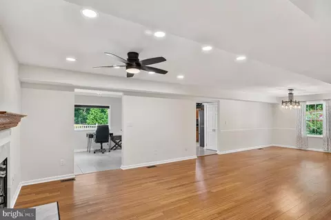 Living - 1007 Harbor Dr, Annapolis, MD 21403 photo 6 of 9