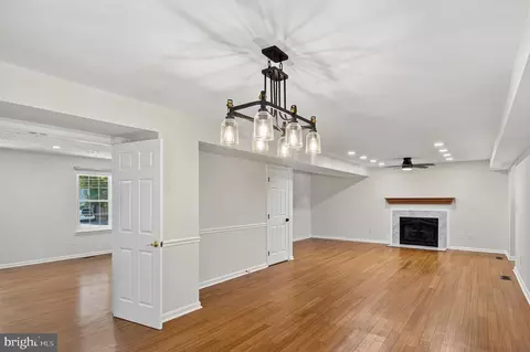 Living - 1007 Harbor Dr, Annapolis, MD 21403 photo 3 of 9