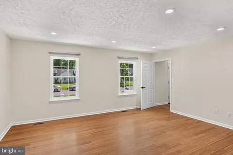 Living - 1007 Harbor Dr, Annapolis, MD 21403 photo 7 of 9