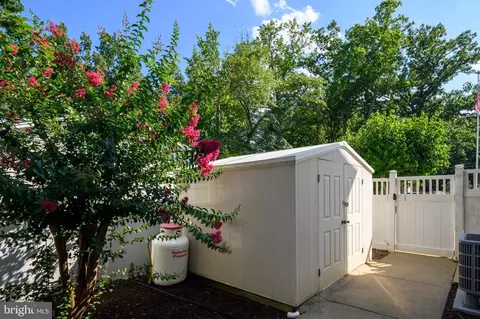 Exterior - 1007 Harbor Dr, Annapolis, MD 21403 photo 10 of 14