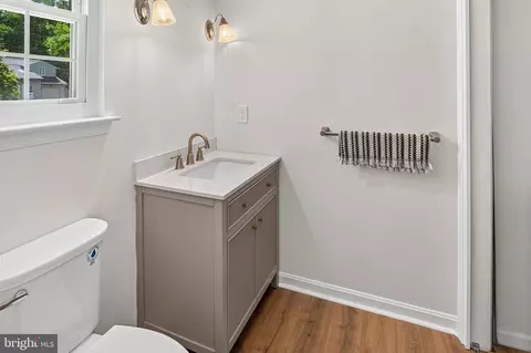 Bath - 1007 Harbor Dr, Annapolis, MD 21403 photo 2 of 9