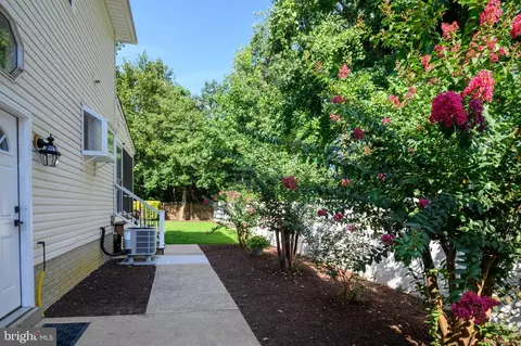 Exterior - 1007 Harbor Dr, Annapolis, MD 21403 photo 12 of 14