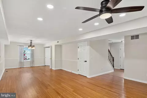 Living - 1007 Harbor Dr, Annapolis, MD 21403 photo 5 of 9