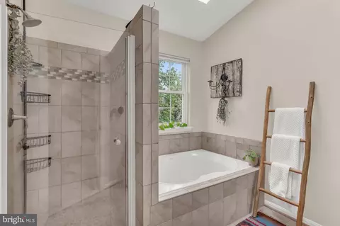 Bath - 2152 Millhaven Dr, Edgewater, MD 21037 photo 2 of 3