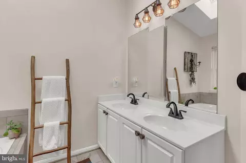 Bath - 2152 Millhaven Dr, Edgewater, MD 21037 photo 1 of 3