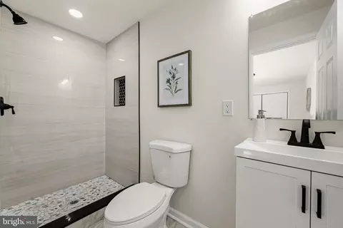 Bath - 3718 4th Ave, Edgewater, MD 21037 photo 1 of 2