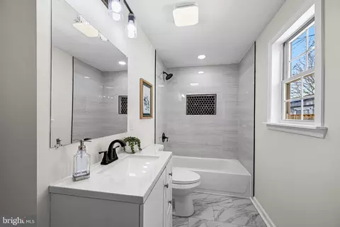Bath - 3718 4th Ave, Edgewater, MD 21037 photo 2 of 2