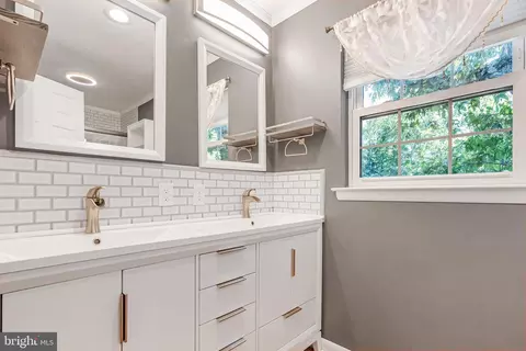 Bath - 321 Maryland Ave, Pasadena, MD 21122 photo 3 of 3