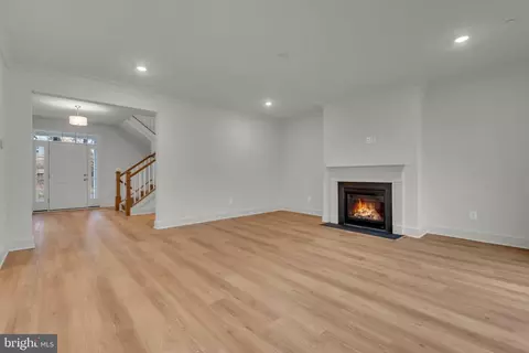 Living - 995 Arundel Dr, Arnold, MD 21012 photo 2 of 4