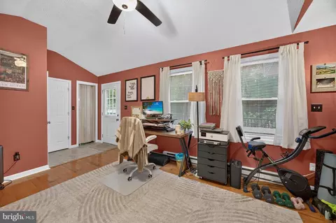 Entry Way - 911 12th St, Pasadena, MD 21122 photo 2 of 3