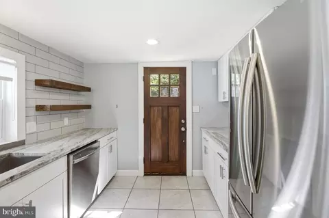 Entry Way - 8014 Forest Glen Dr, Pasadena, MD 21122 photo 2 of 5