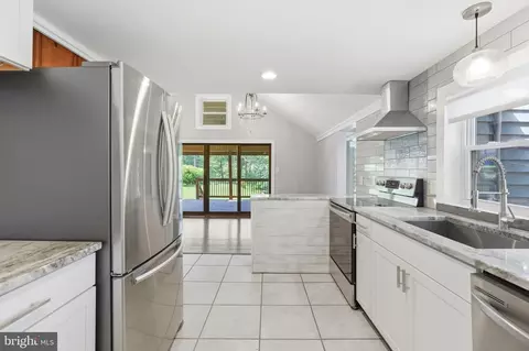 Entry Way - 8014 Forest Glen Dr, Pasadena, MD 21122 photo 1 of 5
