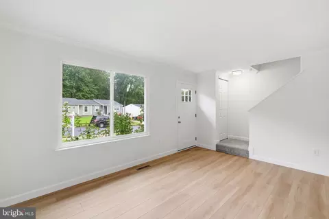 Living - 282 Greenleaf Cir, Arnold, MD 21012 photo 2 of 2