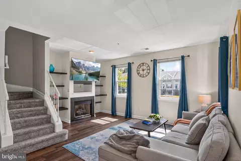 Living - 2704 Oak Leaf Ct #E, Odenton, MD 21113 photo 2 of 2