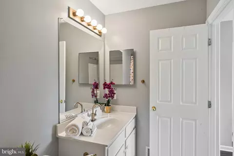 Bath - 2704 Oak Leaf Ct #E, Odenton, MD 21113 photo 4 of 4