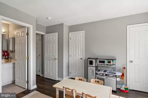 Entry Way - 2704 Oak Leaf Ct #E, Odenton, MD 21113 photo 4 of 5