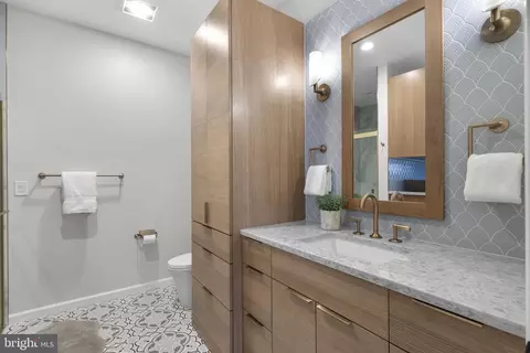 Bath - 1100 S River Landing Rd, Edgewater, MD 21037 photo 2 of 5