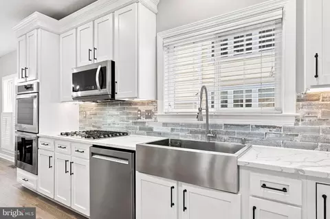 Kitchen - 3283 Mulberry St, Edgewater, MD 21037 photo 4 of 6