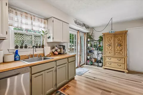 Kitchen - 2894 Dungate Ct, Pasadena, MD 21122 photo 2 of 2