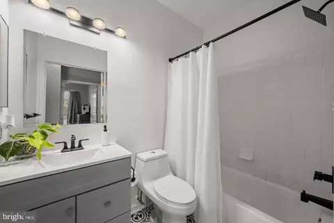 Bath - 1705 Fallowfield Ct, Crofton, MD 21114 photo 4 of 4