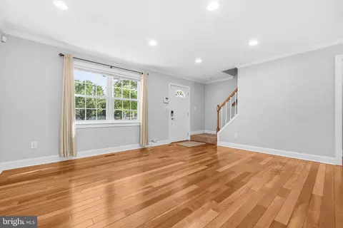 Living - 7792 Moonfall Ct, Pasadena, MD 21122 photo 2 of 4