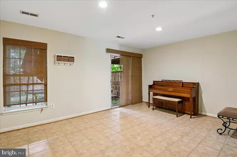 Living - 706 Howards Loop, Annapolis, MD 21401 photo 4 of 4