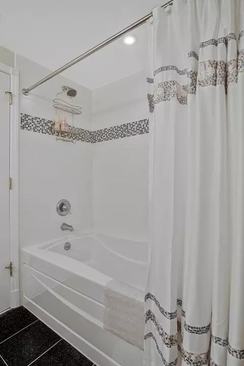 Bath - 5 Park Pl #506, Annapolis, MD 21401 photo 1 of 4