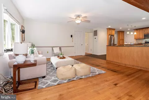 Living - 1717 Jasper Ln, Crofton, MD 21114 photo 3 of 6