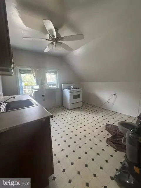 Entry Way - 1276 Pekin Rd, Pasadena, MD 21122 photo 4 of 8