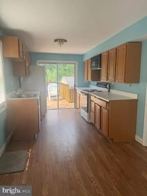 Entry Way - 1276 Pekin Rd, Pasadena, MD 21122 photo 2 of 8