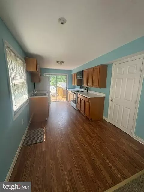 Entry Way - 1276 Pekin Rd, Pasadena, MD 21122 photo 1 of 8