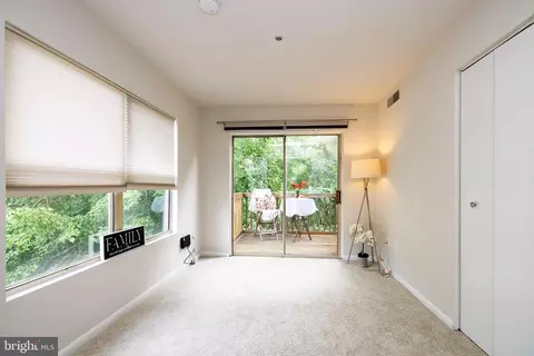 Living - 30 I Sandstone Ct, Annapolis, MD 21403 photo 2 of 5