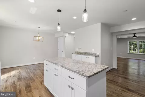 Entry Way - 556 Sunset Knoll Rd, Pasadena, MD 21122 photo 3 of 5