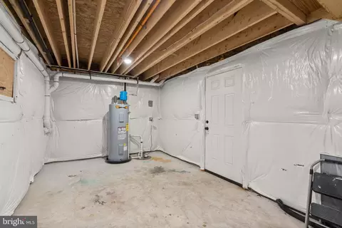 Entry Way - 556 Sunset Knoll Rd, Pasadena, MD 21122 photo 4 of 5