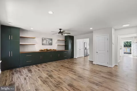 Living - 556 Sunset Knoll Rd, Pasadena, MD 21122 photo 1 of 6